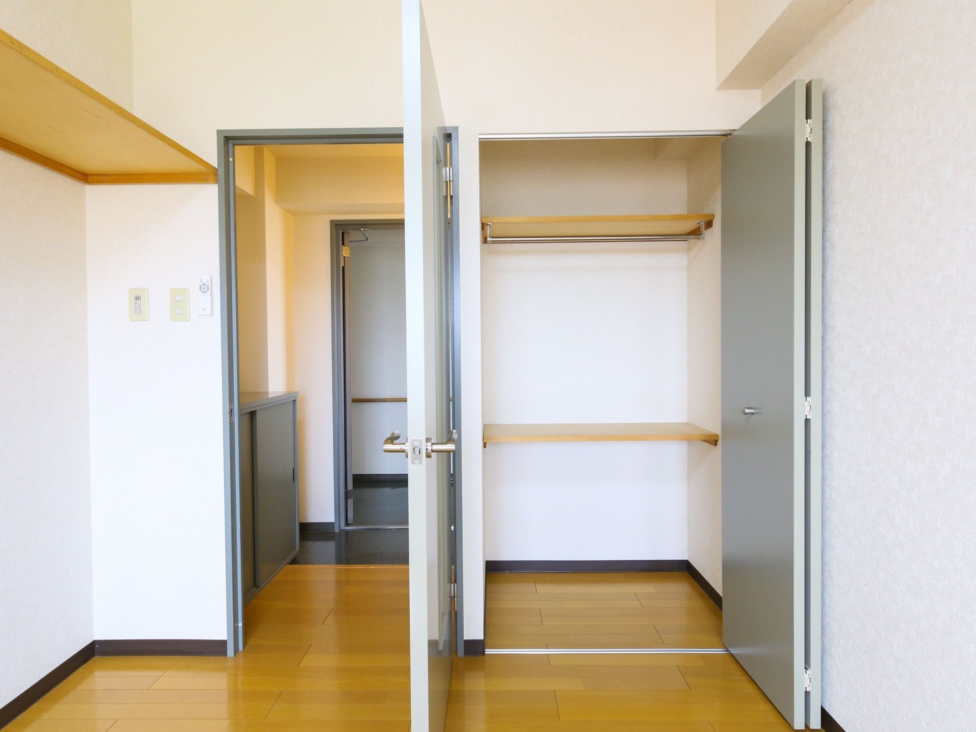 居室には高さのある収納スペースが設けられている。クローゼットの中は上下3段に棚板で仕切られており、中段にハンガーポールがある。