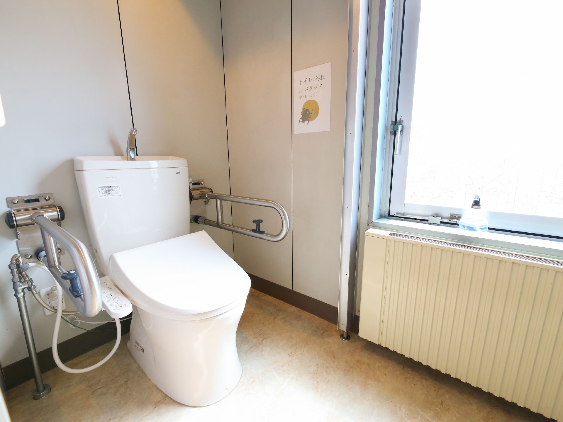 トイレには介助用のゆとりもあり、両サイドに手すりも設置されている。