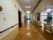 明るい廊下と共有スペース