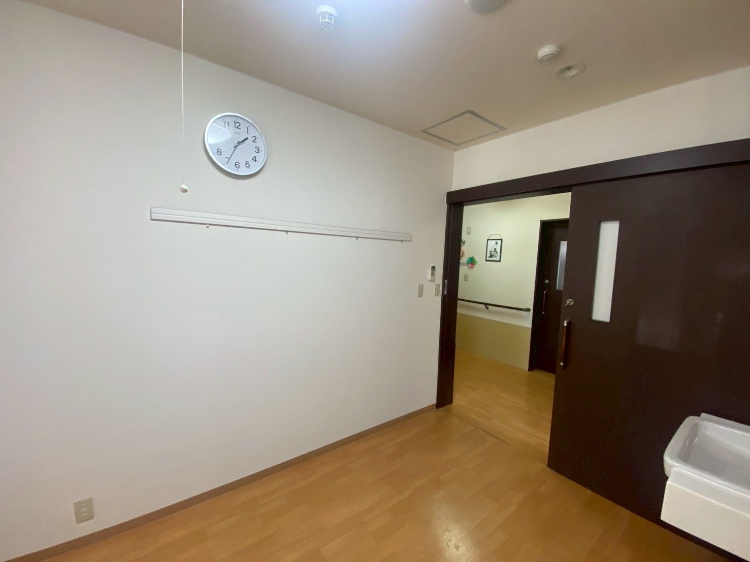 高齢男性の移乗介助をする女性ヘルパー