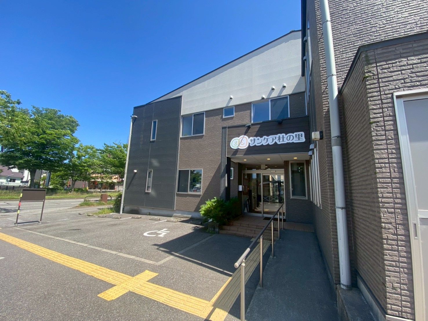 入口と駐車場の外観