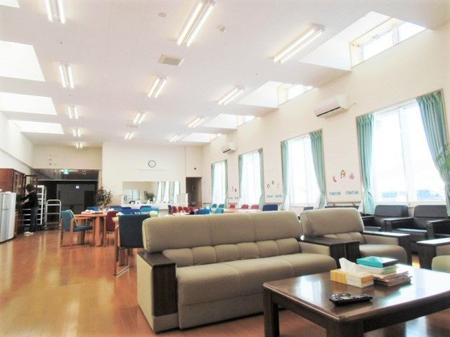 食堂の一角にはソファの応接スペースがあり、大きな窓からは陽の光が降り注いでいる。