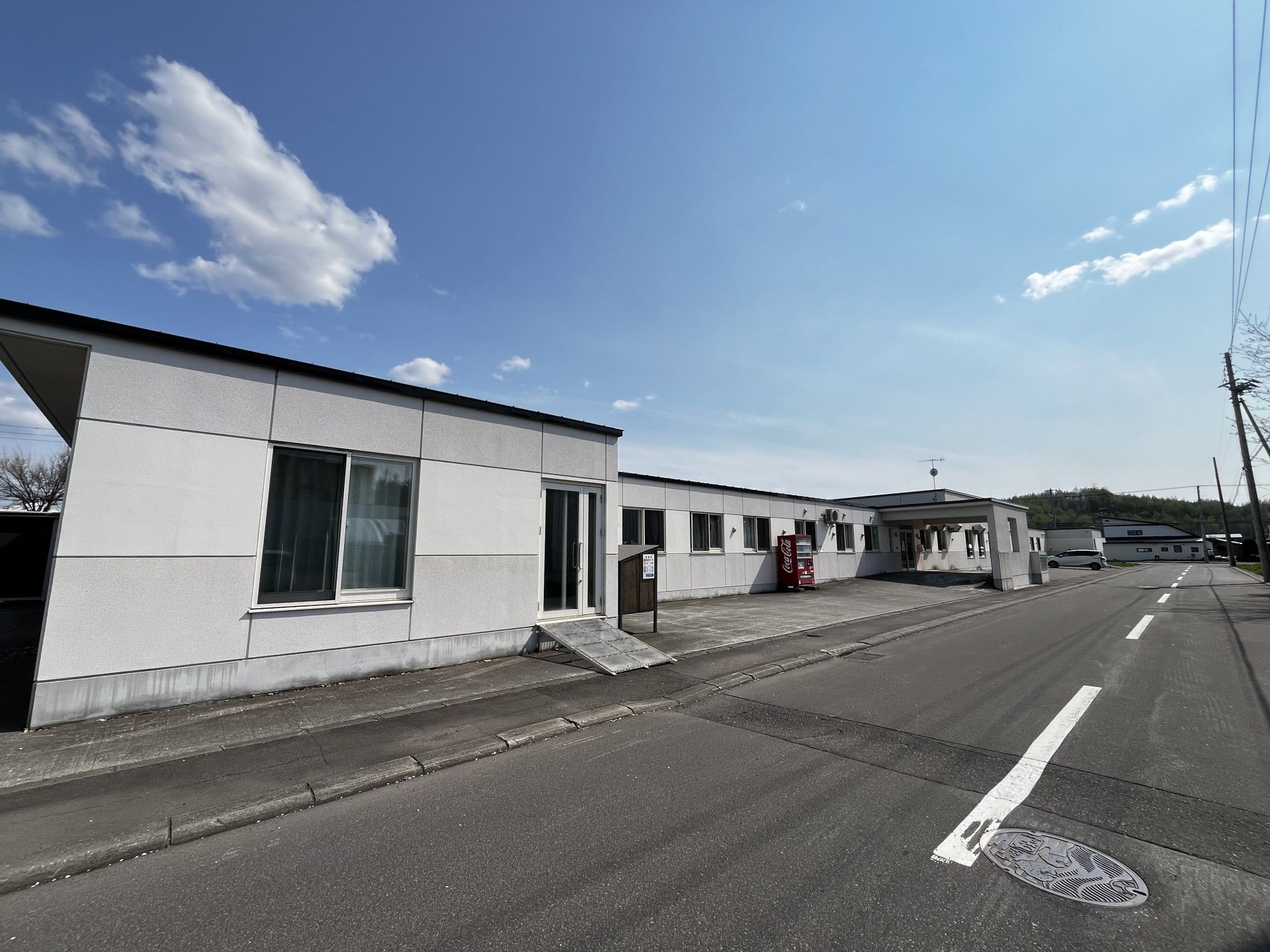 青空の下の建物外観