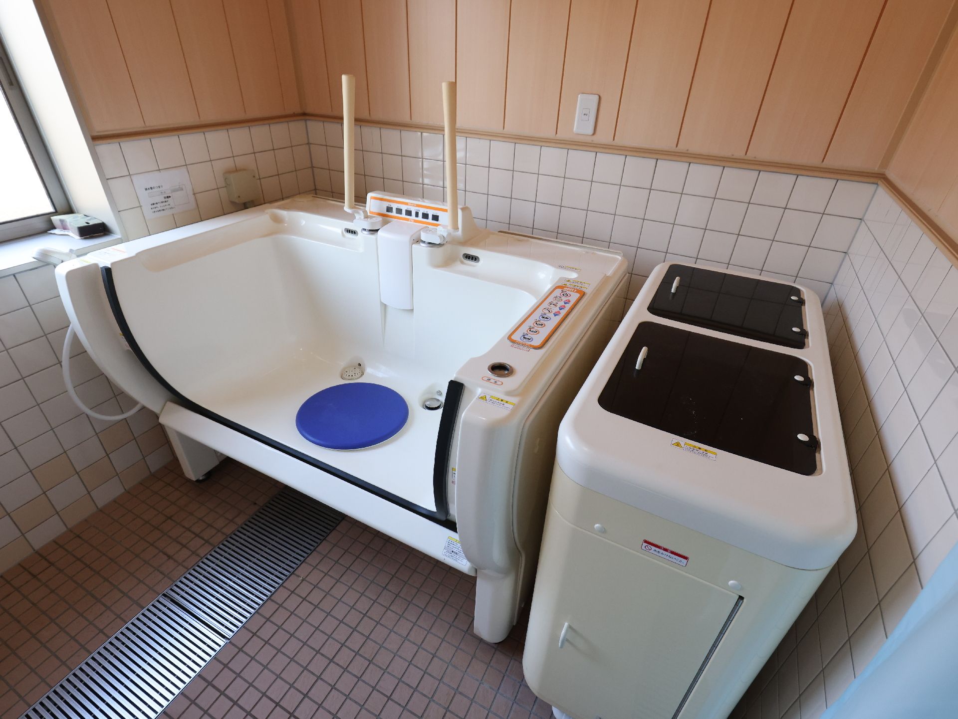 機械浴が配置された浴室