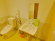 バリアフリーの明るいトイレ設備