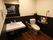 フットレスタイプの洗面台が備え付けられているトイレで、ペーパータオルやハンドソープが用意されている。
