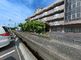 広々とした駐車場の外観