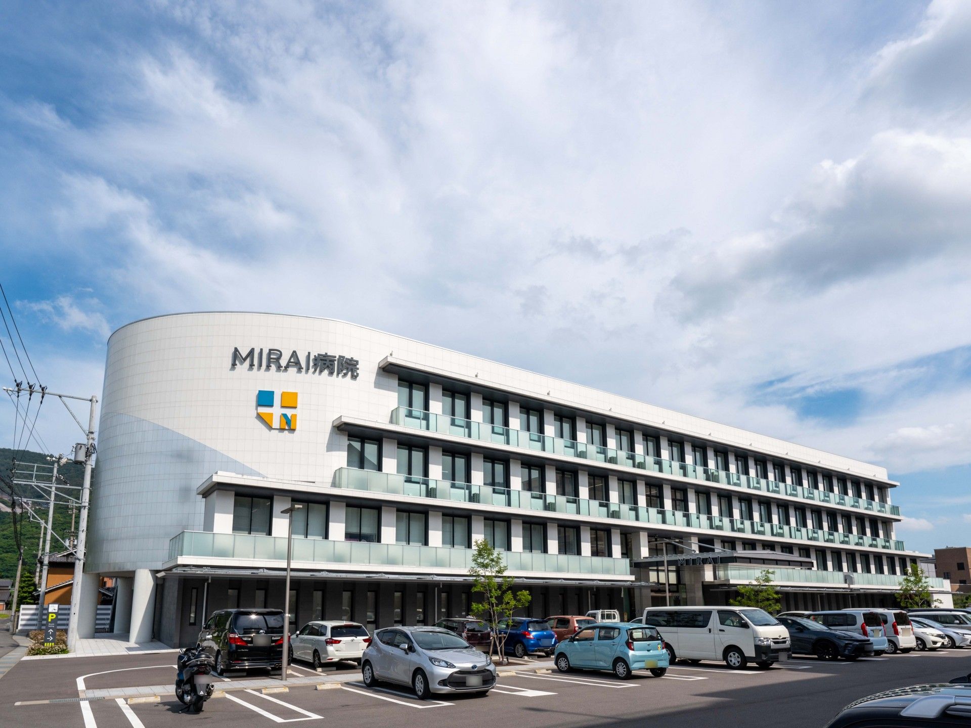 広い駐車場のある建物