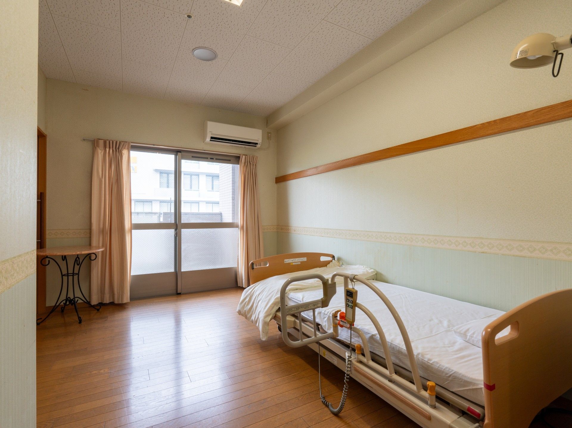 明るい個室のベッド