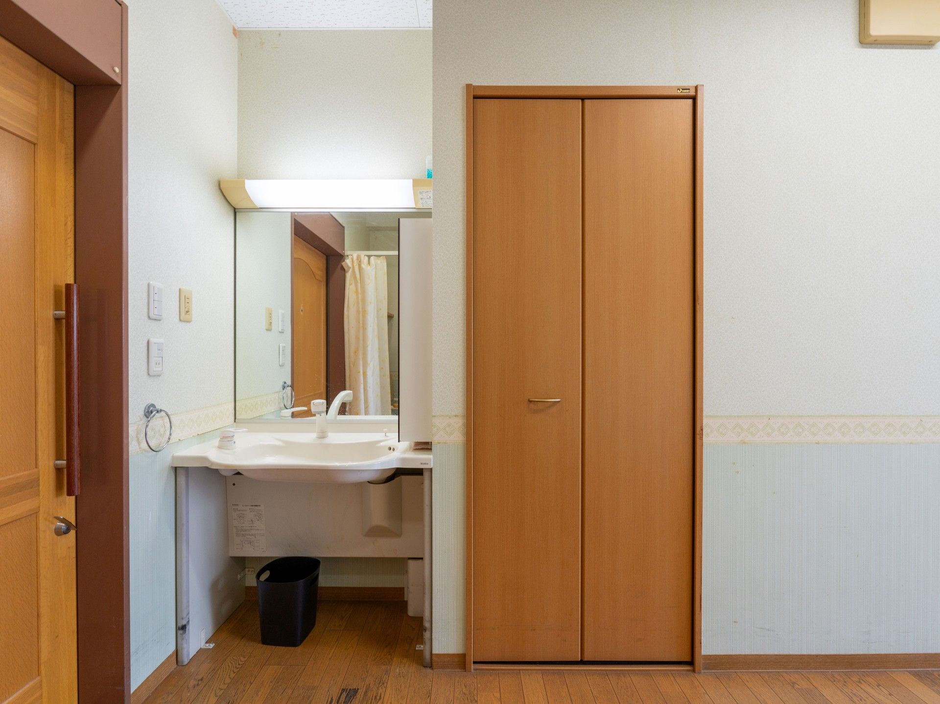 洗面台と収納のある空間