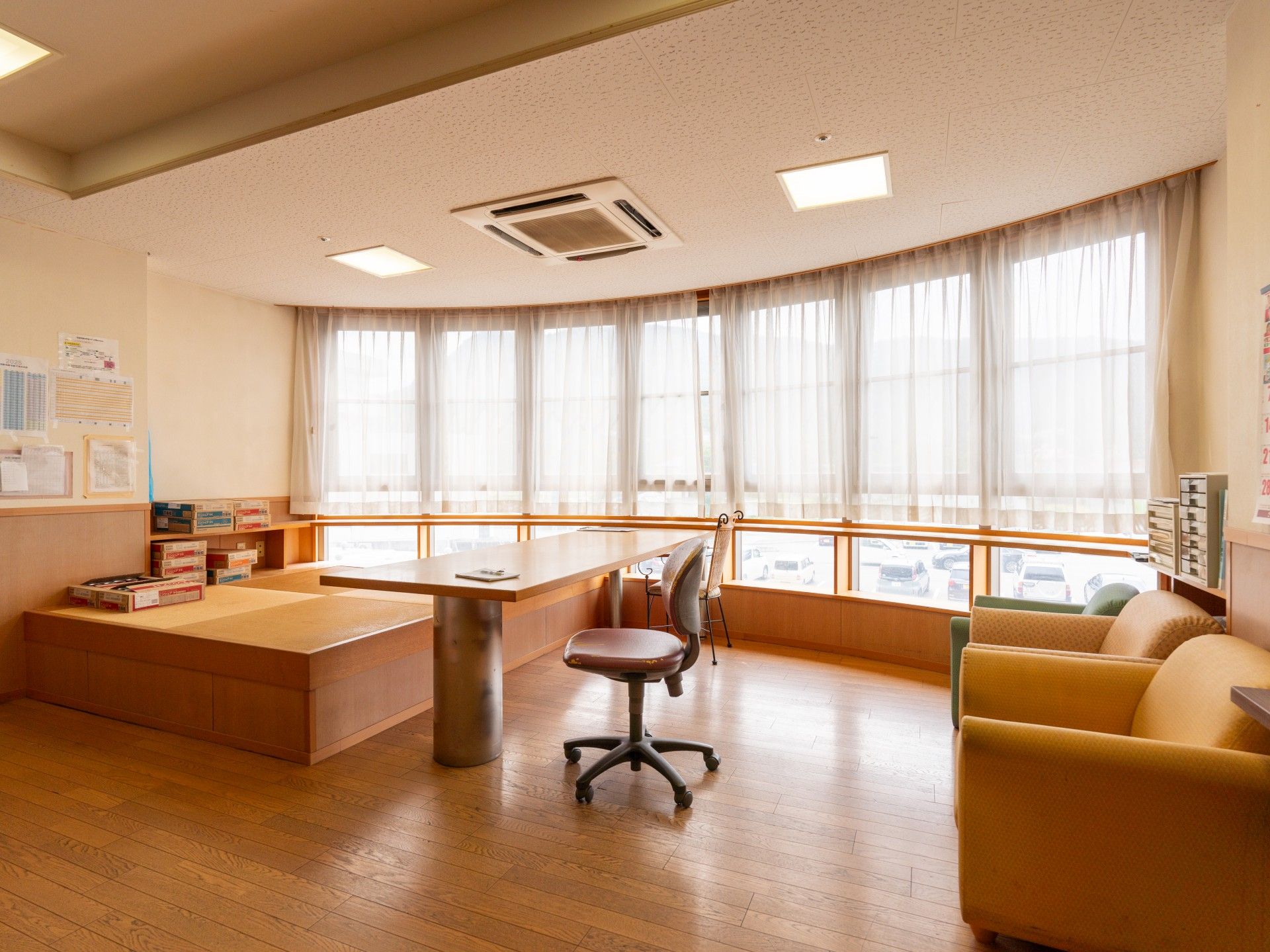 明るい窓辺のスペース