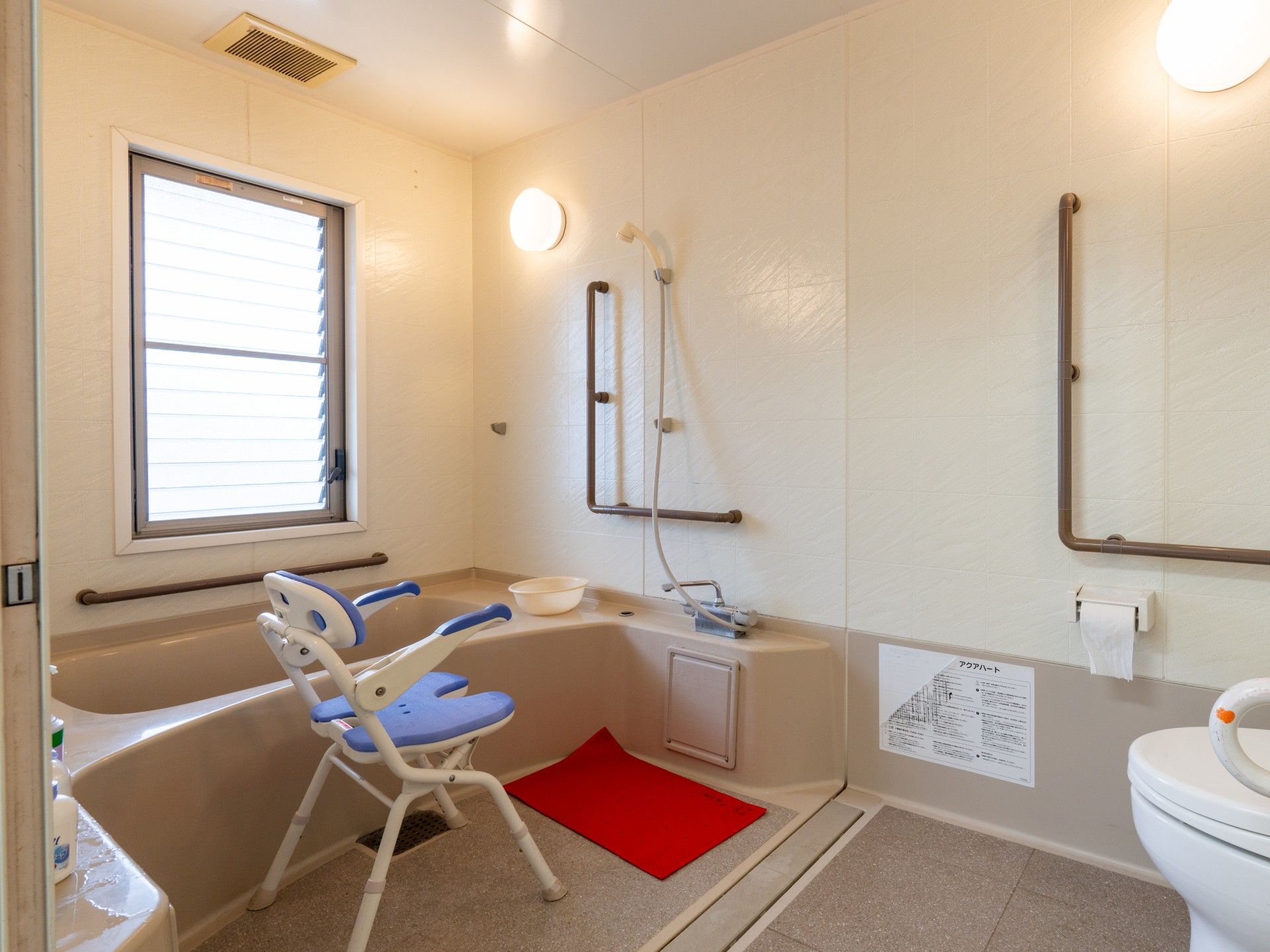 手すり付きの浴室