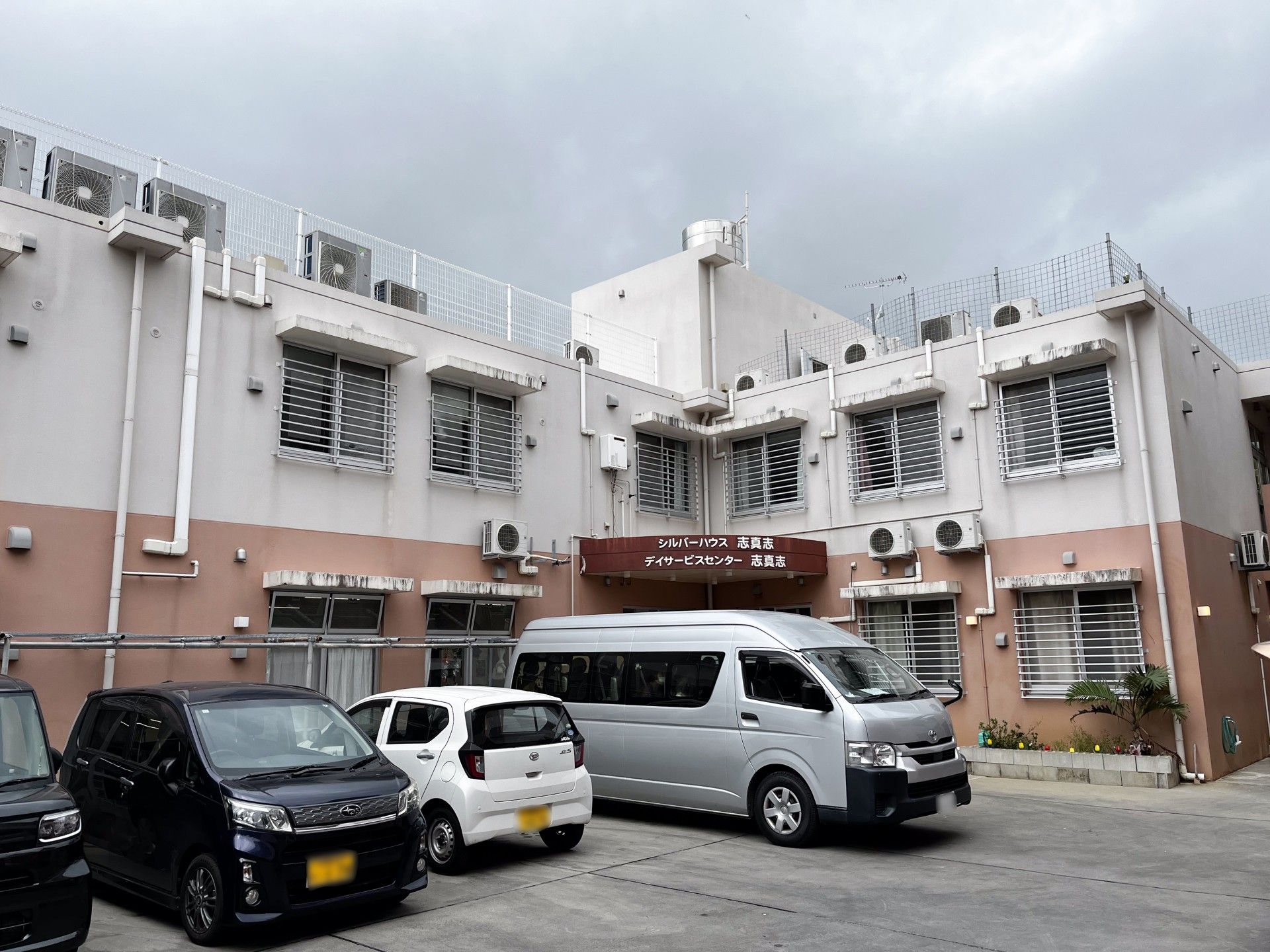 駐車場と建物の外観