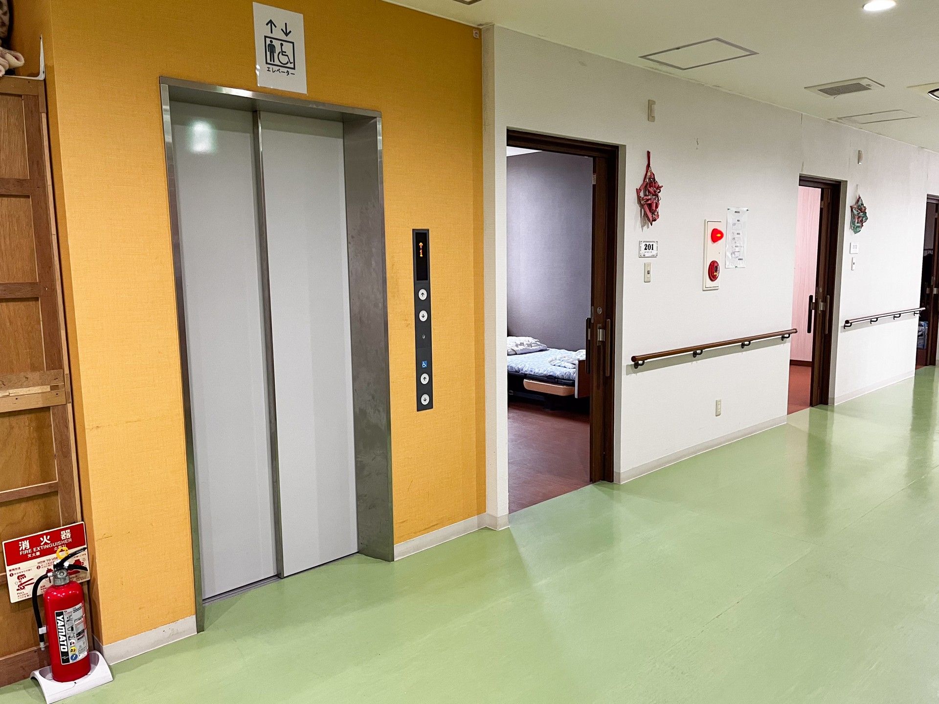 エレベーターと居室の廊下