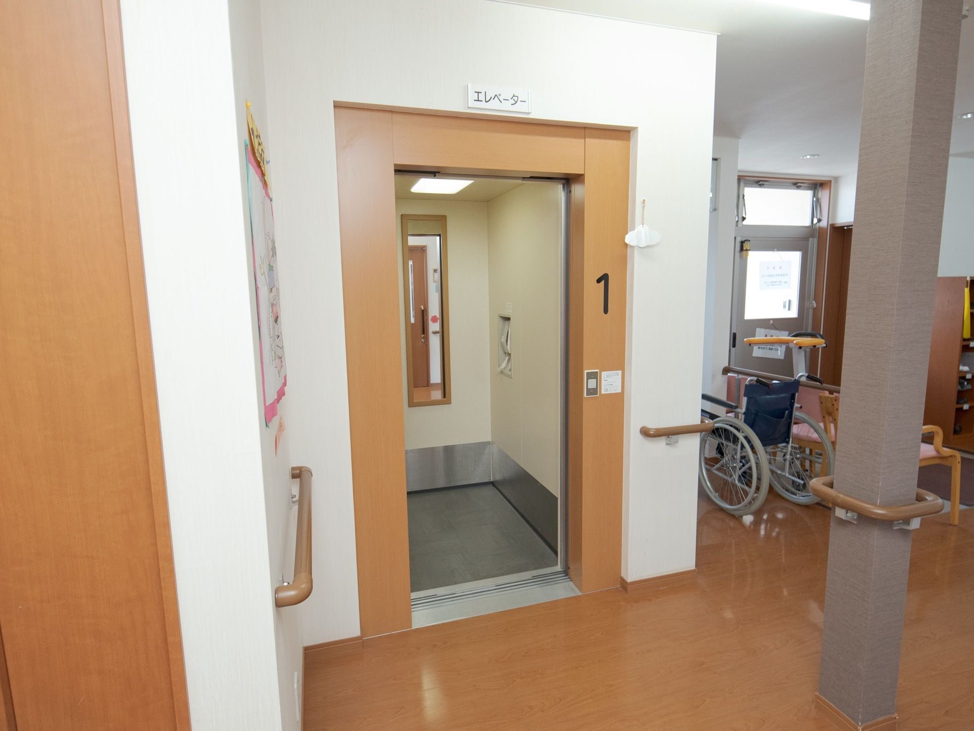 施設は、2階建てであるがエレベーターが設置されている。籠内には、ミラーとインターホーンが付いている。入口横に、車椅子と椅子がある。