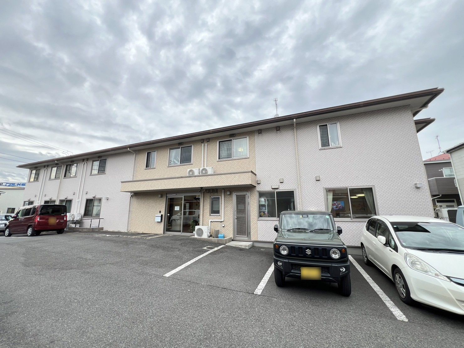 ゆったりとした駐車場の建物