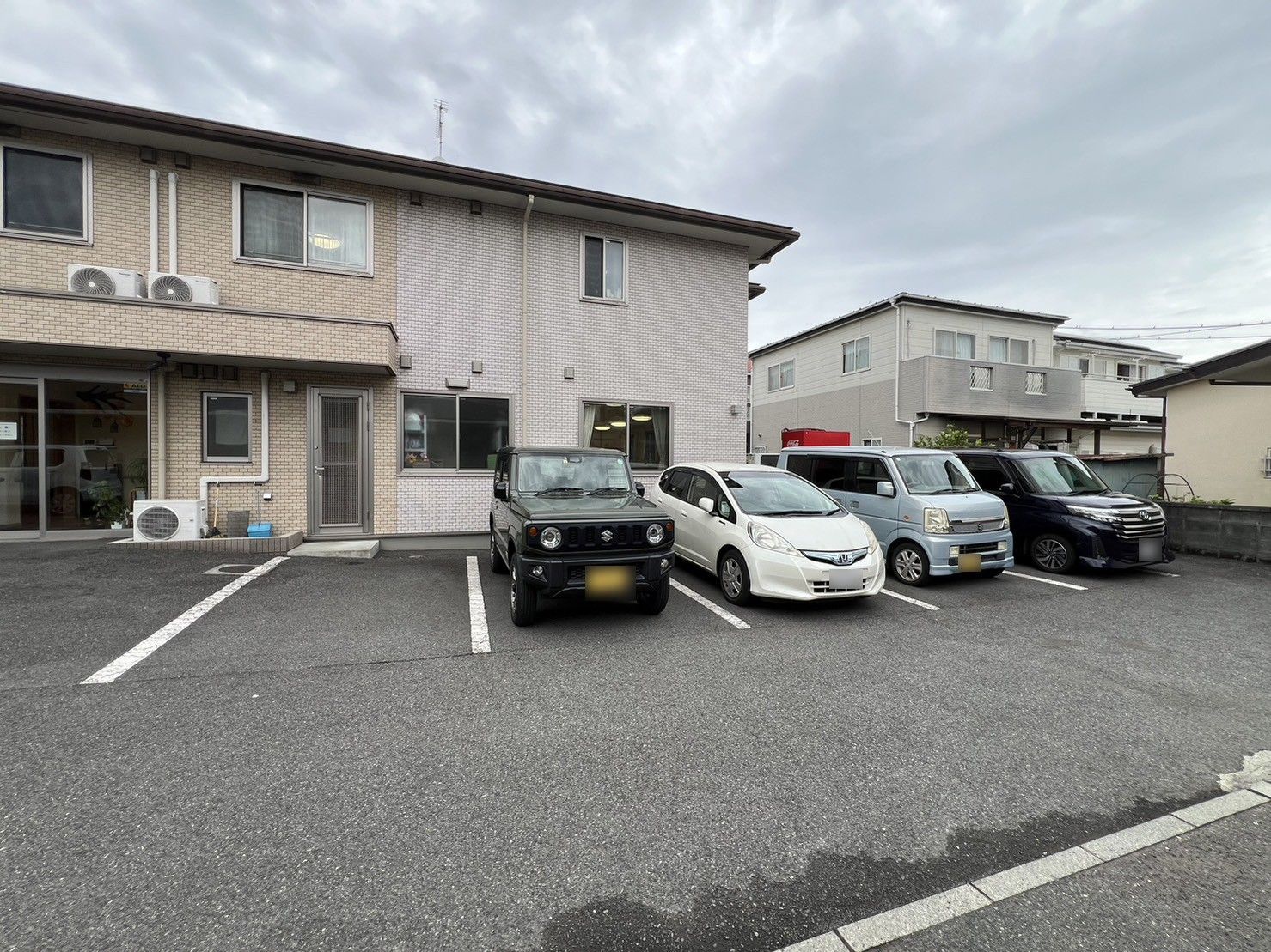 ゆったり駐車場のある建物