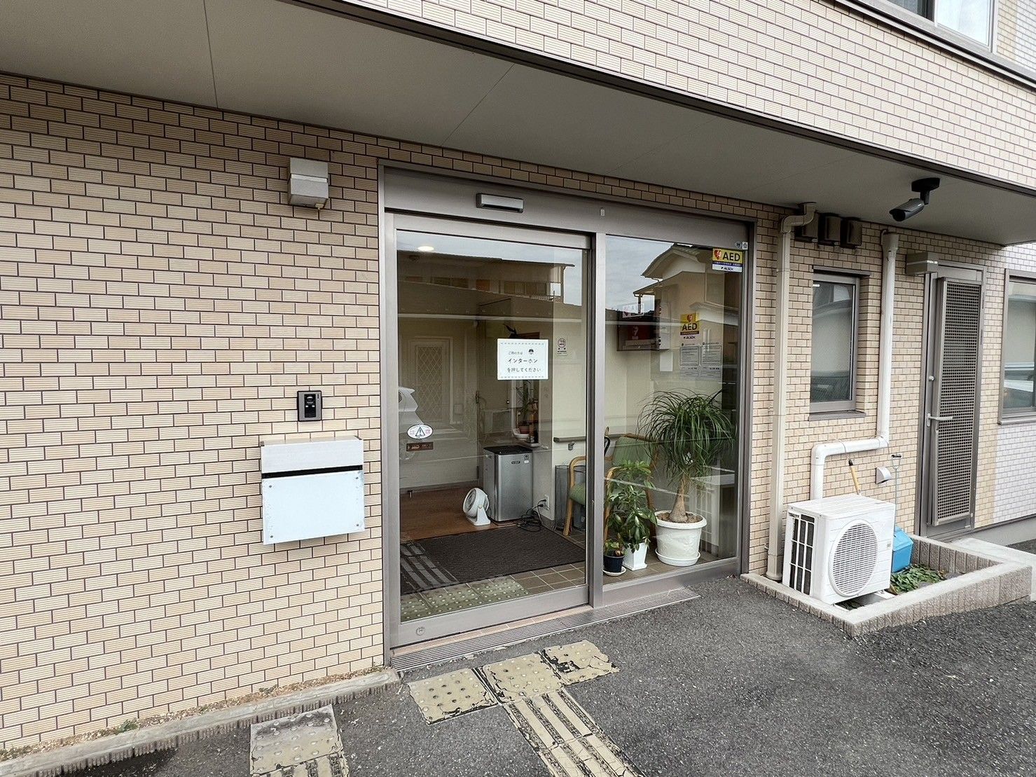 入り口が広い施設の玄関