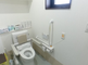 介護施設の明るいトイレ部屋