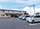 介護施設の入り口と駐車場の風景
