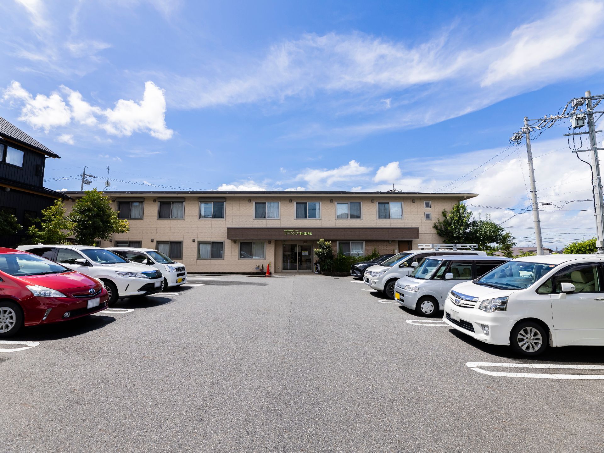 近隣に駐車場が設置されている介護施設の外観