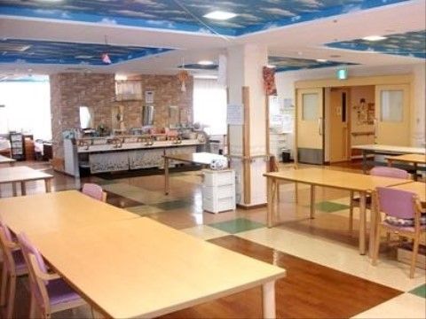 らいふ東浦和の食堂。毎日沢山の入居者様で大いに賑わう、楽しいお食事風景となっております。