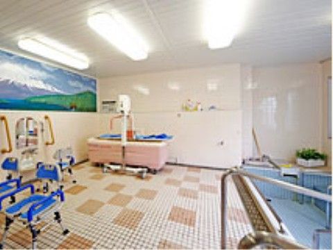 らいふ東浦和の大浴場。充実した介助器具を備えております。ご負担の少ないご入浴をしていただけます。