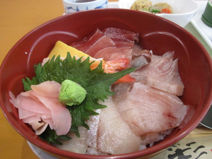 大葉やわさびを添えた海鮮丼