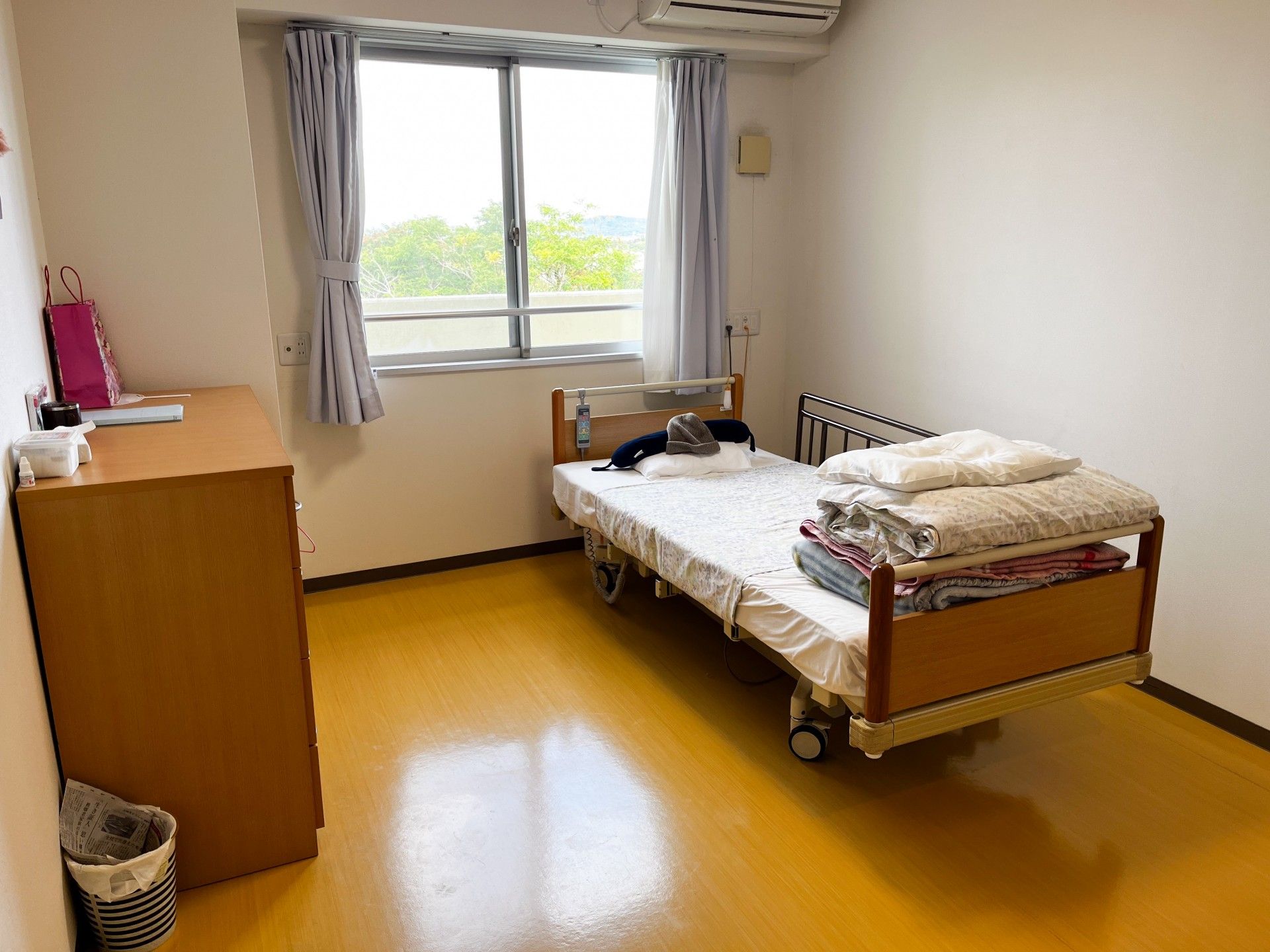 窓際のベッドと家具