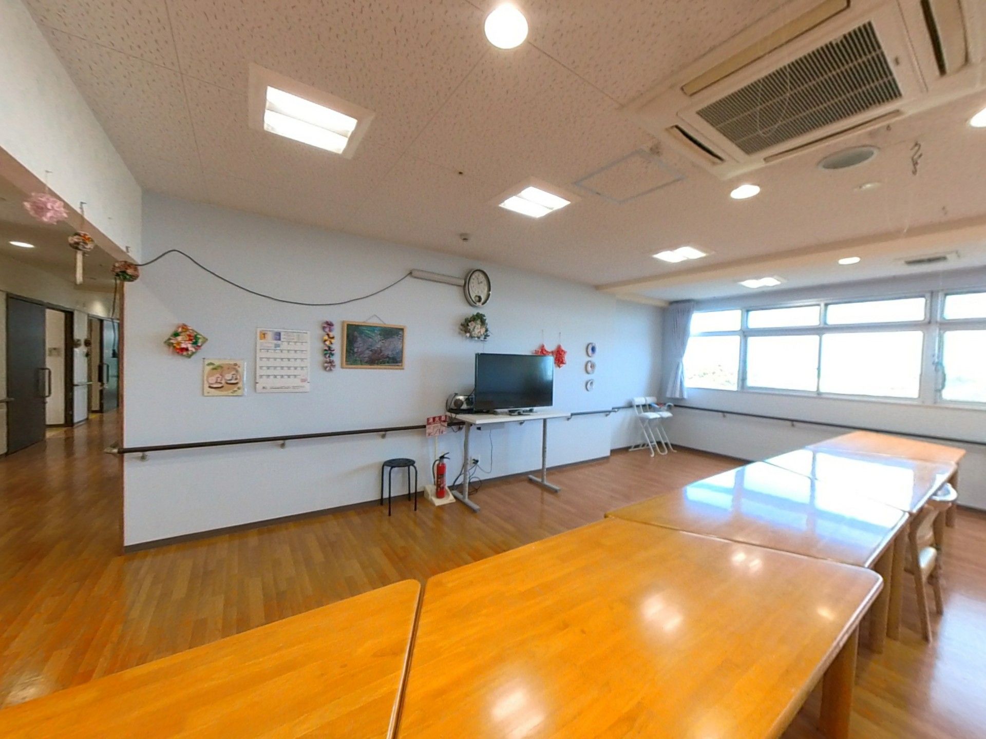 広いテーブルのある部屋