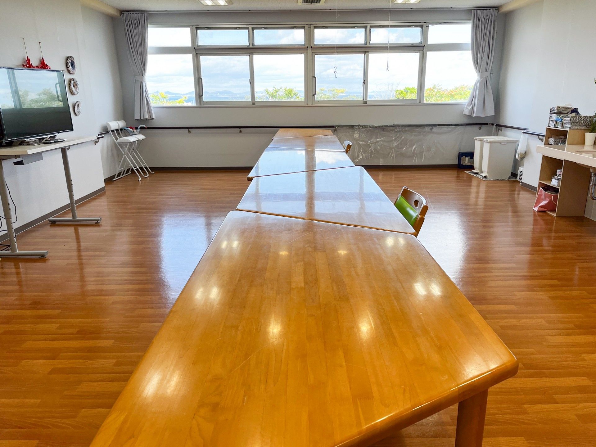 長いテーブルのある部屋