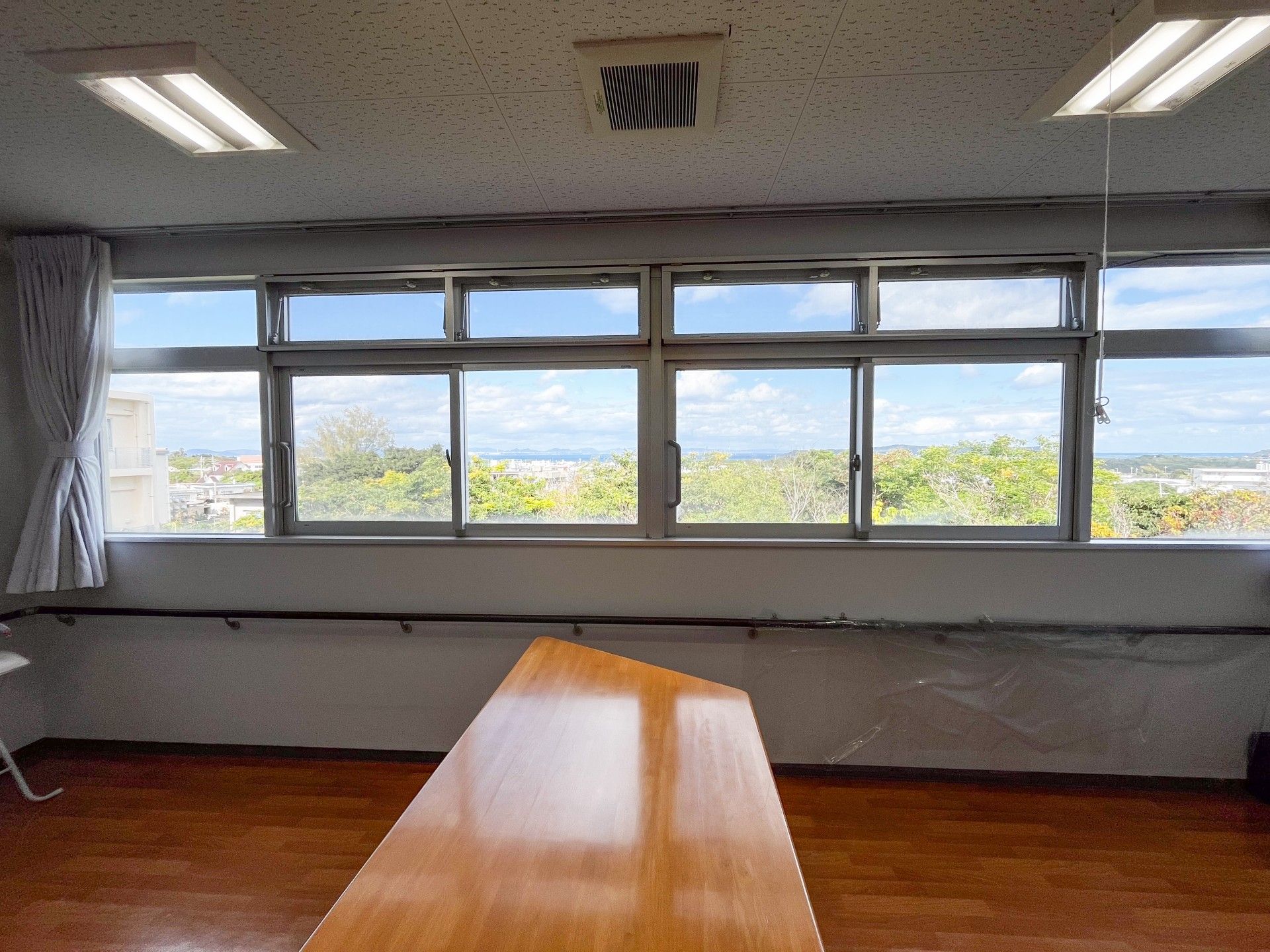 大きな窓のある部屋