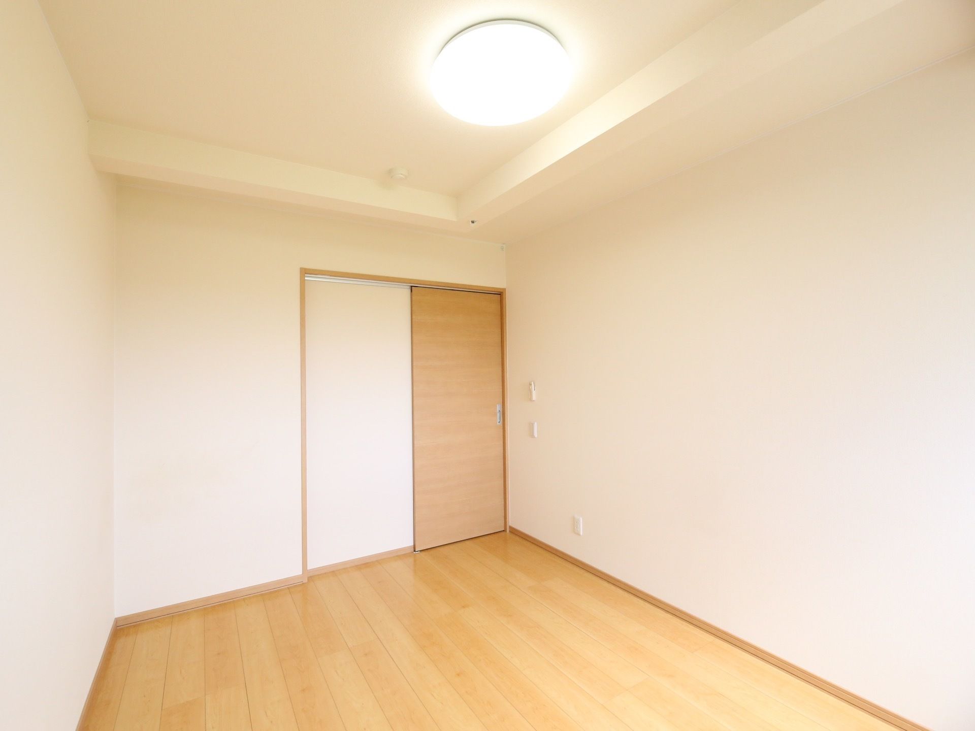床が木目調のフローリングの洋室タイプの居室である。完全個室となっており、扉はスライド式となっている。