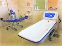 寝たまま入浴できる機械浴。ブルーと白のさわやかな色合いをしている。