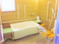 一般の家庭と変わらないサイズの浴槽が設置された浴室には、手すりやシャワー、ベンチにシャワーチェアもつけられている。