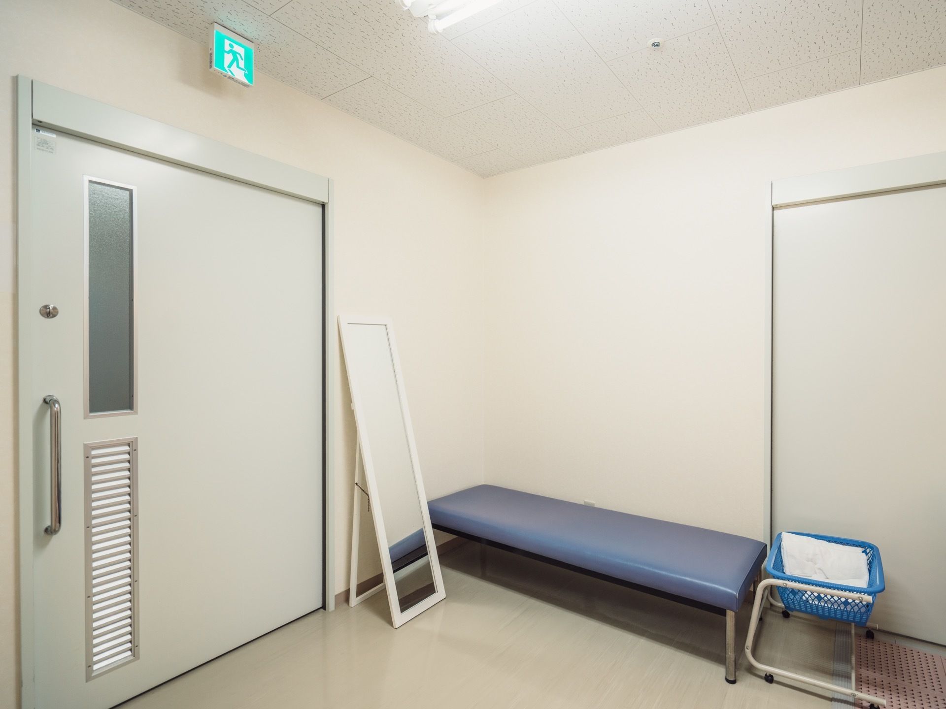 浴室のとなりには更衣室が設けてある。引き戸タイプの入り口の横には全身を映せる縦長タイプの多きな鏡が置かれている。