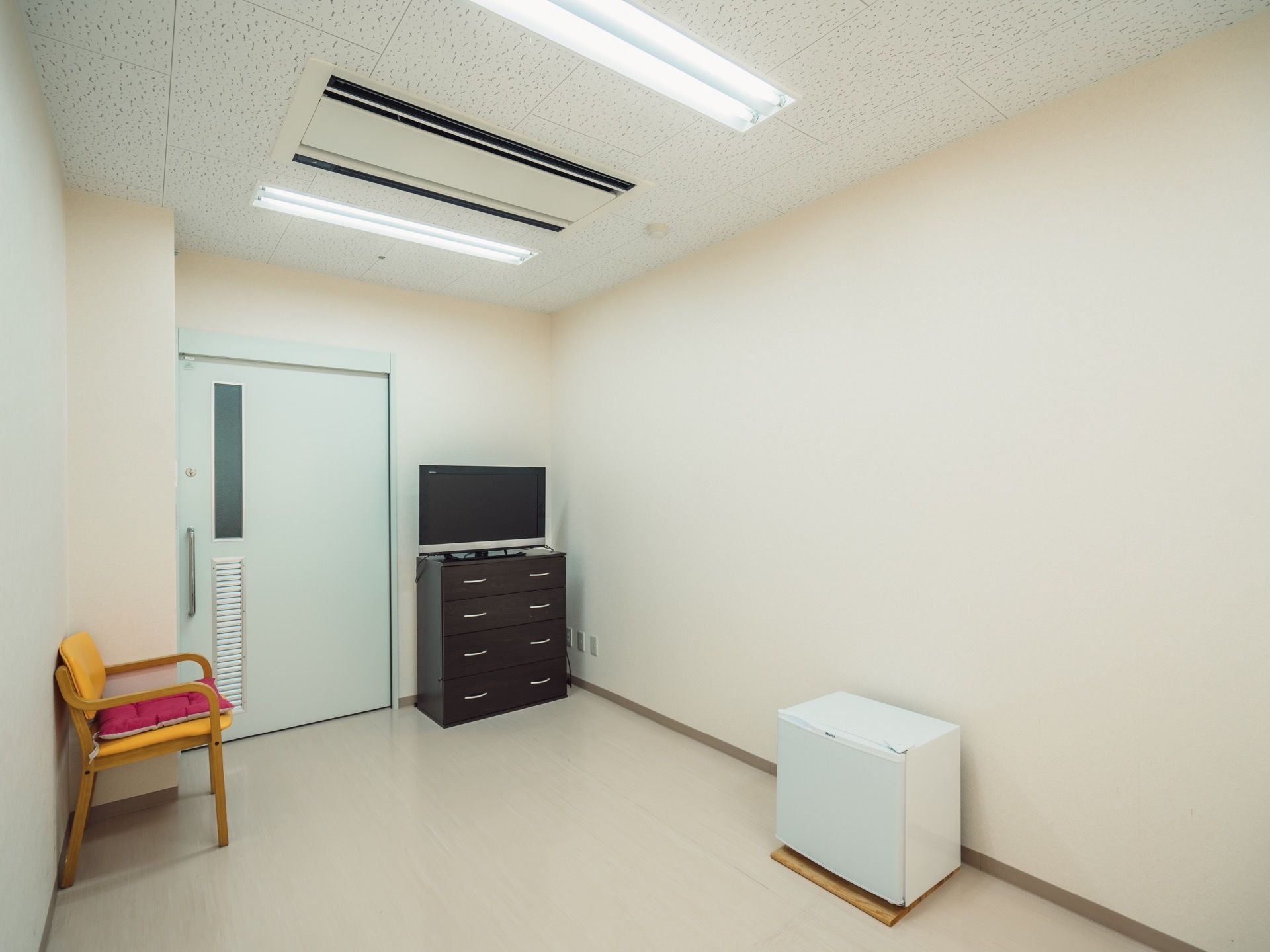 通常の居室とは別に、予備室として作られた部屋がある。中にはベッドに加えてテレビ、椅子なども置かれている。