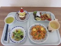 チキンライスやサラダ、サンタクロースを模したデザートのセット