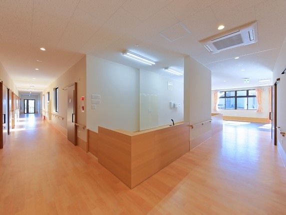 廊下には手すりが設置され、大きな窓が付いた共有スペースもある。