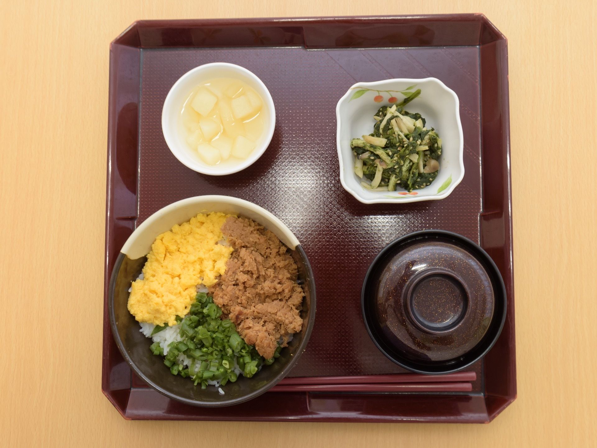 ３色そぼろのどんぶりに和え物やお汁などが付いている。季節の野菜などを取り入れて、栄養だけでなく、見た目にも食欲をそそる献立となっている。