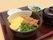 主品は彩も鮮やかな３色そぼろ丼である。イエローは卵、ブラウンはひき肉、グリーンはインゲンとなっている。材料は細かく刻まれている。