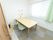 こぢんまりとした部屋である。木製テーブルにパイプ椅子が４脚置かれている。窓にはレースとグリーンのカーテンが掛かっている。
