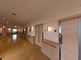 明るく広々とした廊下