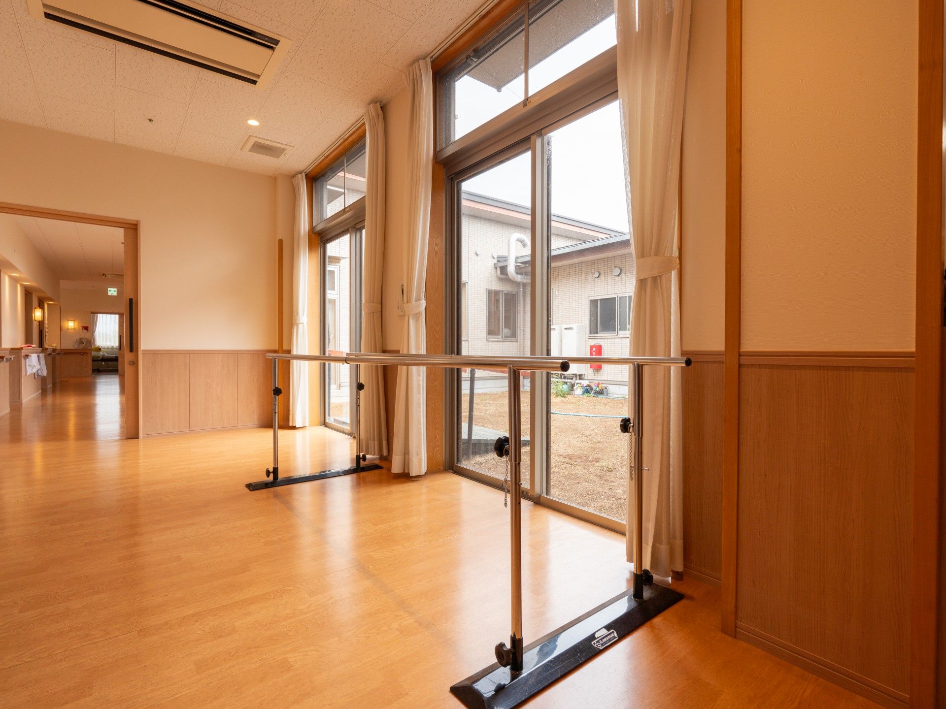 大きな窓のある廊下