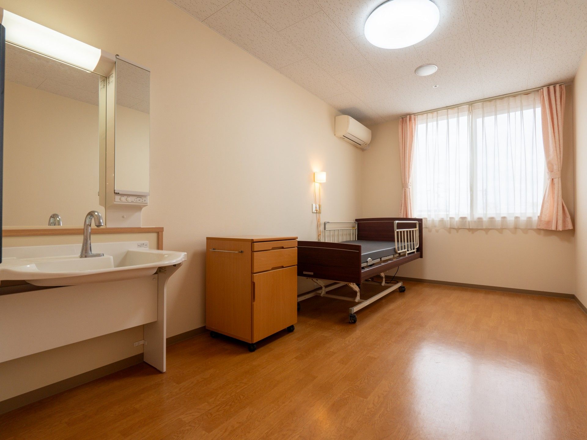 明るい個室のベッドルーム