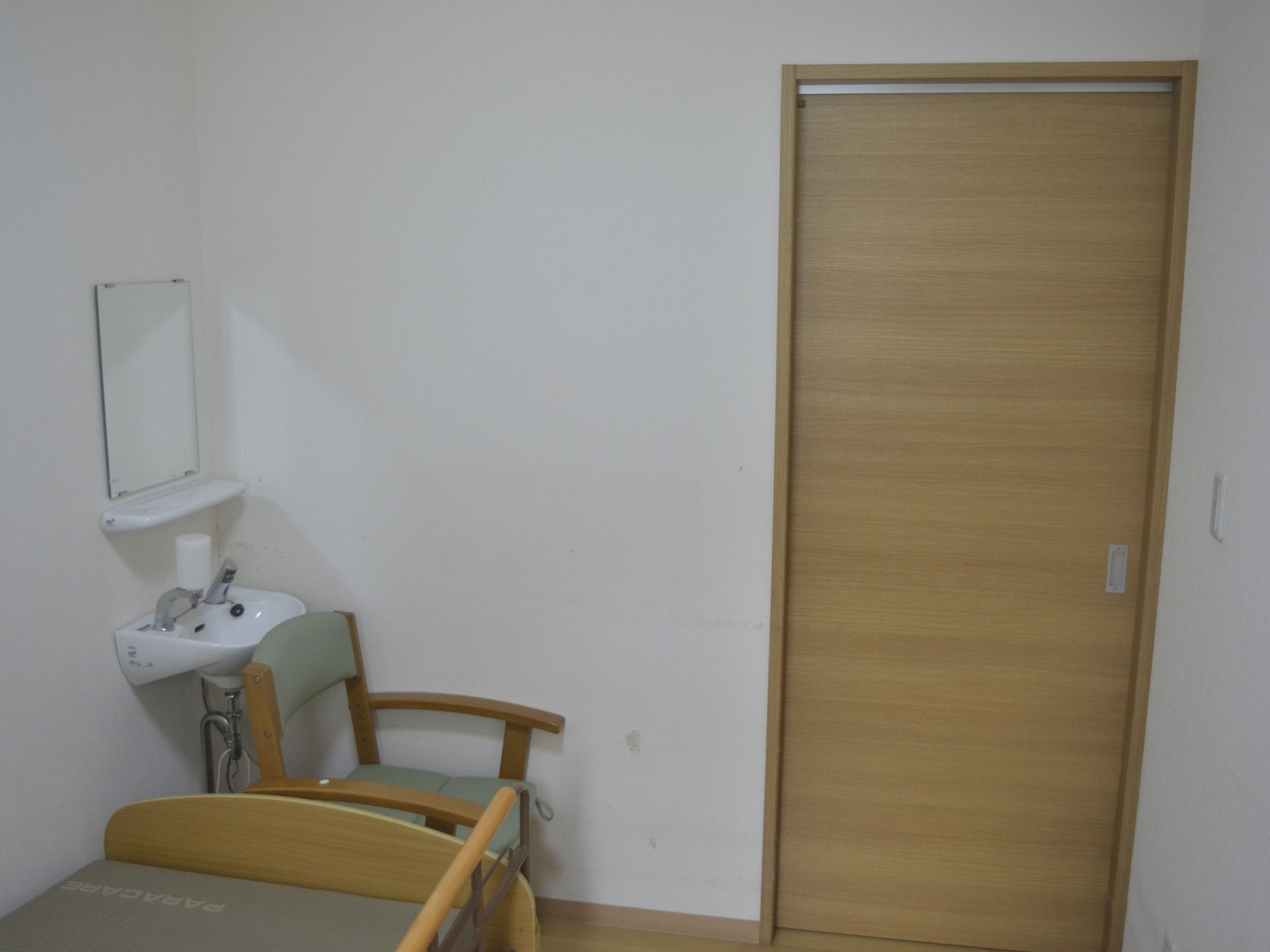 シンプルな個室の一角