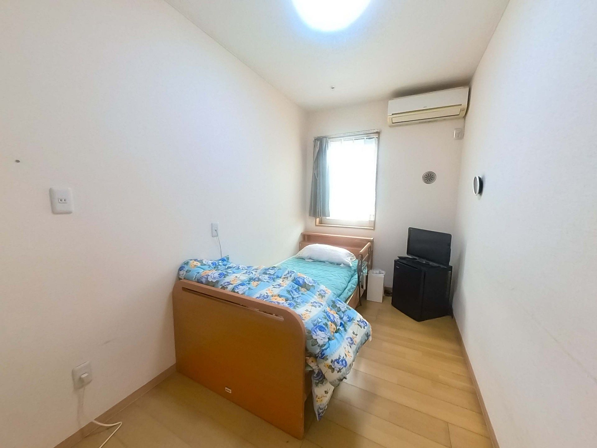 シンプルな個室の様子