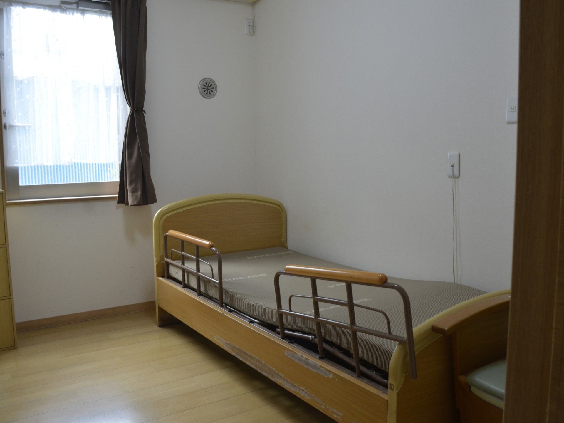 シンプルな個室のベッド