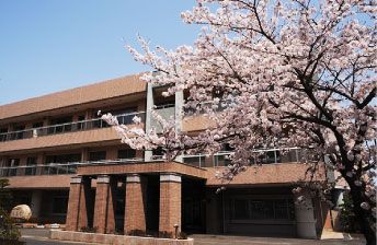 桜と共に春を迎える施設