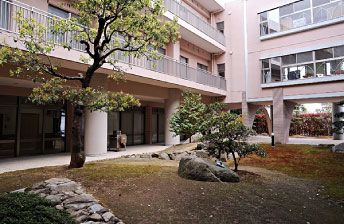 緑豊かな中庭